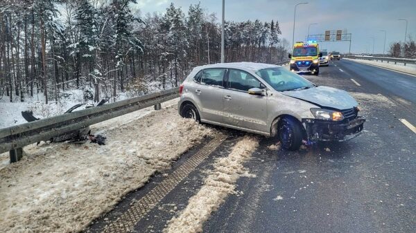 Wypadek na obwodnicy Niemodlina. Kierujący autem wjechał w bariery.