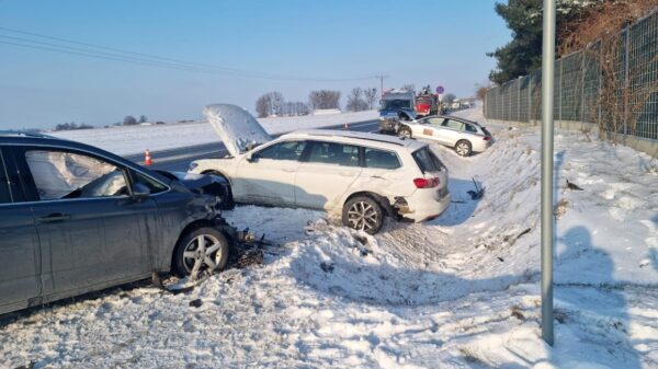 Zderzenie 3 samochodów na DK45 w Zimnicach Wielkich w kierunku autostrady.(Zdjęcia)