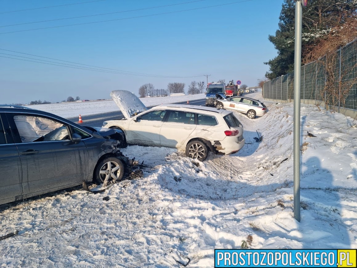 Zderzenie 3 samochodów na DK45 w Zimnicach Wielkich w kierunku autostrady.(Zdjęcia)