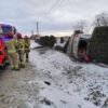 Dachowanie auta w Żelaznej koło Opola. 26-latek bez uprawnień do kierowania a pasażer poszukiwany przez policję. (Zdjęcia&Wideo)