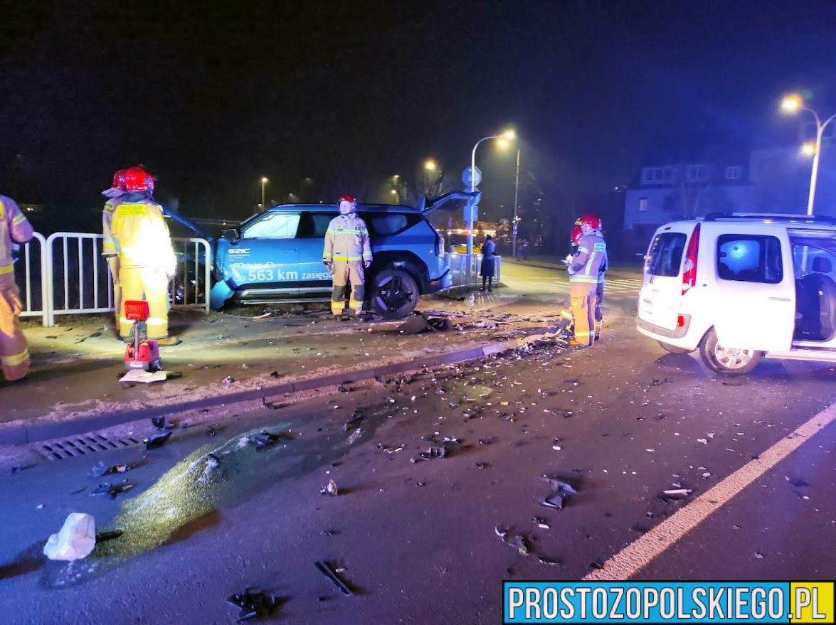 Zderzenie dwóch samochodów osobowych w tym jeden elektryczny na ul. Niemodlińskiej w Opolu. Dwie osoby zostały zabrane do szpitala (Zdjęcia)