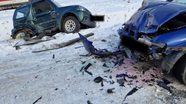 Otmuchów: zderzenie suzuki i seata na głównej drodze. Dwie osoby zabrane do szpitala w Nysie.