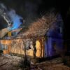 Pożar budynku jednorodzinnego w miejscowości Kolnica. Na miejscu 12 zastępów straży.