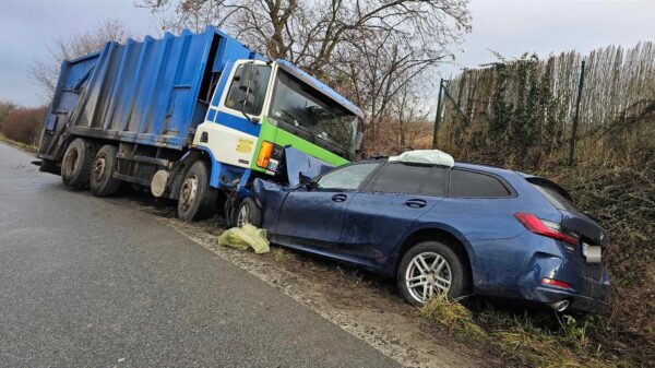 Śmieciarka czołowo zderzyła się z bmw. (Zdjęcia)