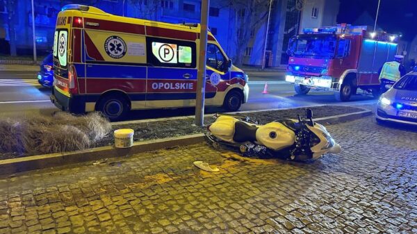 49-letni miłośnik nocnej jazdy na motorze miał wypadek na ul. Ozimskiej w Opolu.(Zdjęcia&Wideo)