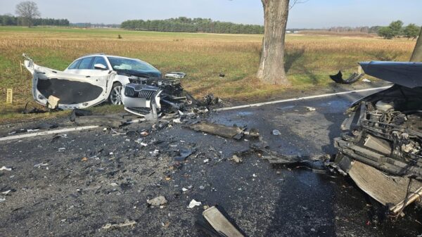 Zderzenie czołowe dwóch samochodów w Zawadzie. Trzy osoby poszkodowane. Na miejscu lądował LPR.(Zdjęcia)