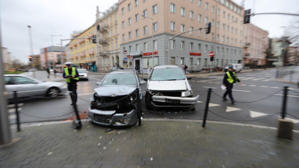 Zderzenie dwóch samochodów w centrum Opola. Kobieta z obrażeniami ciała zabrana do szpitala.(Zdjęcia&Wideo)