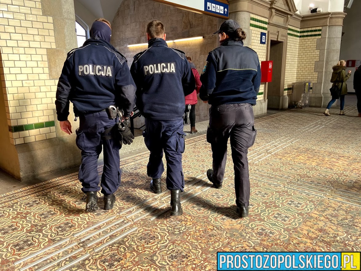 Grupa zamaskowanych osób zaatakowała gazem pasażerów pociągu na dworcu w Kędzierzynie-Koźlu.