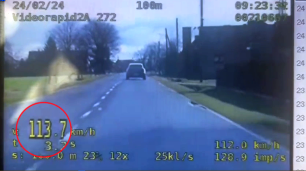 Nadmierna prędkość w oku policyjnego wideorejestratora.(Wideo)