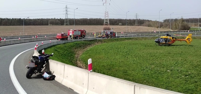 Wypadek motocyklisty na opolskim odcinku autostrady A4. LPR przetransportował rannego kierowcę do szpitala w Opolu.(Zdjęcia)