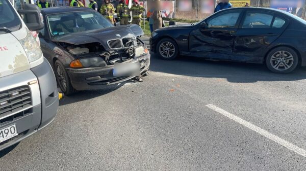 Zderzenie dwóch samochodów BMW w Namysłowie. Poszkodowana została kobieta , którą pogotowie zabrało do szpitala.(Zdjęcia)