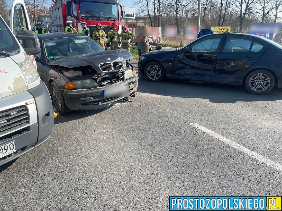 Zderzenie dwóch samochodów BMW w Namysłowie. Poszkodowana została kobieta , którą pogotowie zabrało do szpitala.(Zdjęcia)