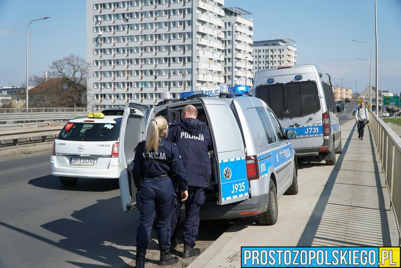 Dwa patrole policji interweniowały na moście w centrum Opola. Mężczyzna został zakuty w kajdanki i zabrany do szpitala.(Zdjęcia&Wideo)