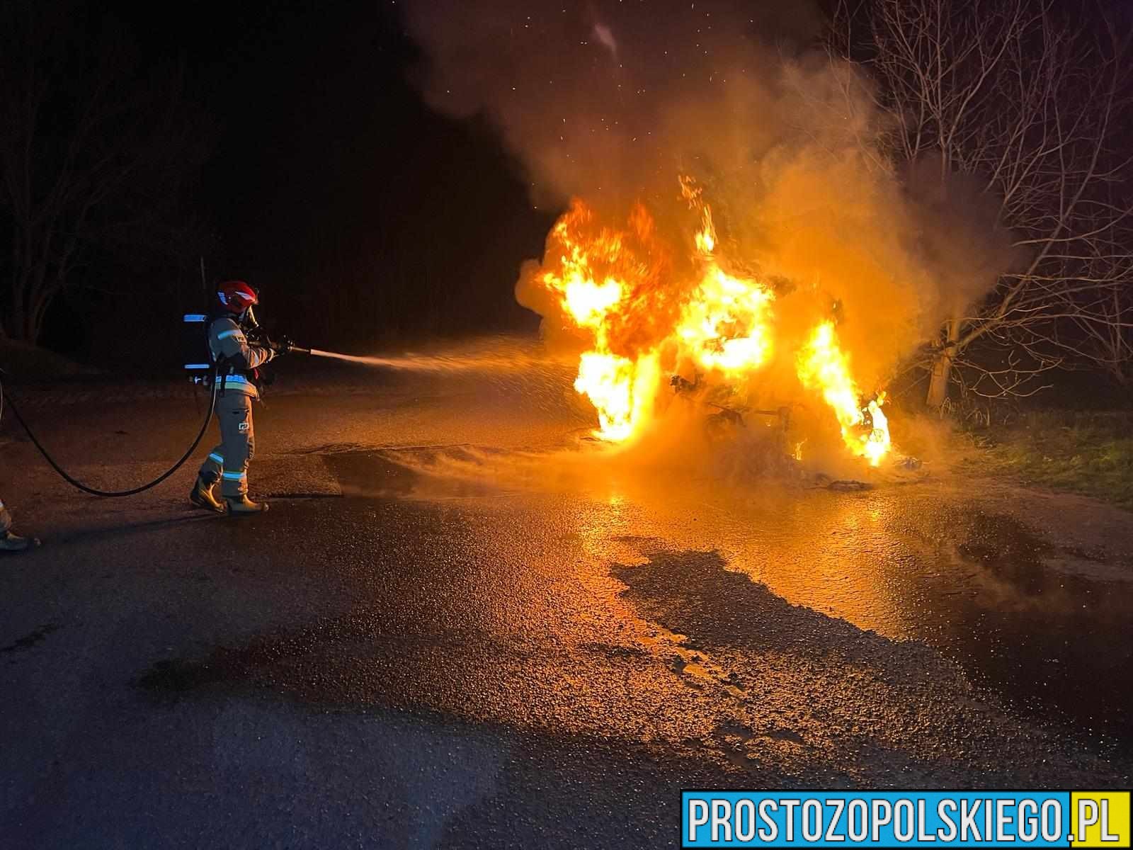 Na parkingu w Kędzierzynie Koźlu doszczętnie spaliło się Audi. Czy to było podpalenie ? (Zdjęcie)