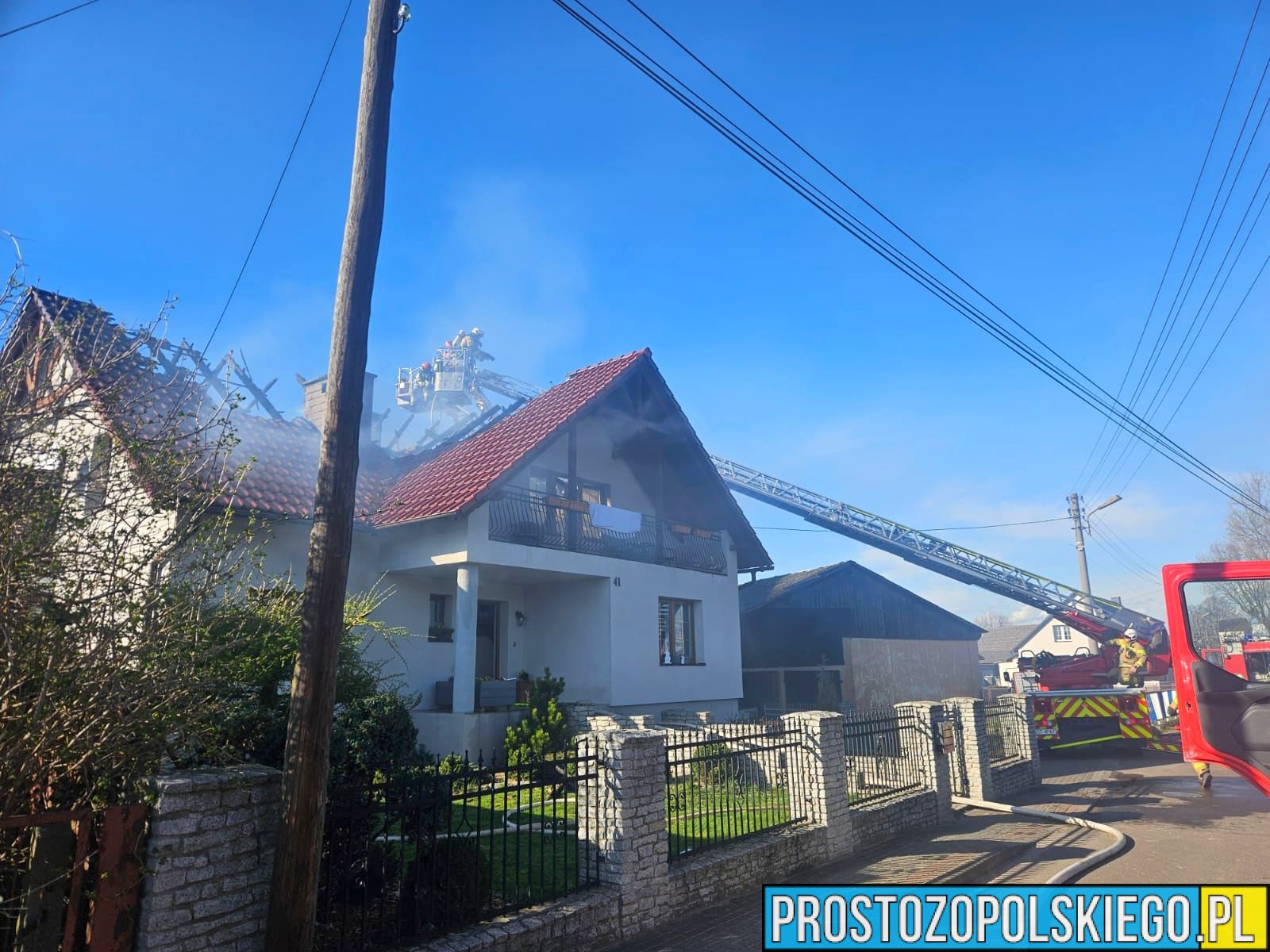 Pożar poddasza i wyposażenia środka w domu jednorodzinnym w miejscowości Osiek w powiecie strzeleckim.