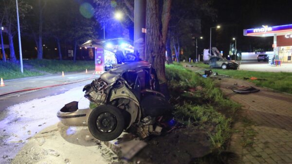 Próba zatrzymania auta do kontroli zakończyła się na wypadku w Opolu. Auto rozpadło się na dwie części. Kierowca w stanie ciężkim trafił do szpitala.