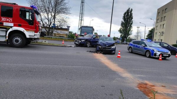 Zderzenie Audi i Skody na ul. Armii Krajowej w Opolu . (Zdjęcia)