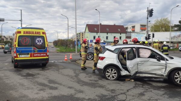Wypadek na skrzyżowaniu Ozimska a 1000-lecie w Opolu. Troje dzieci zabranych do szpitala.(Zdjęcia&Wideo)