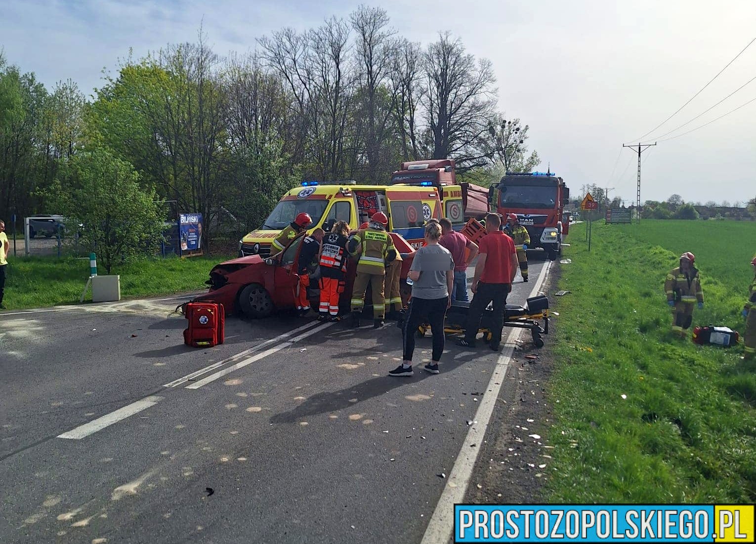 Czołowe zderzenie 2 samochodów na trasie Bukowa Śląska - Rychtal. Na miejscu lądował LPR.