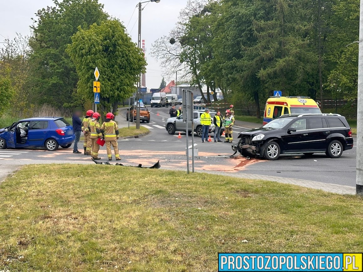 Wypadek w Oleśnie na ulicy Sądowej. Dwie osoby poszkodowane. (Zdjęcia)