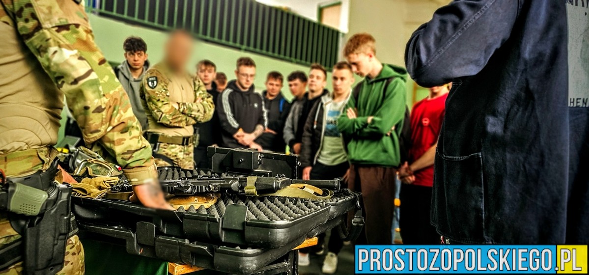 Opolscy kontrterroryści z wizytą u maturzystów w CKZiU.(Zdjęcia)