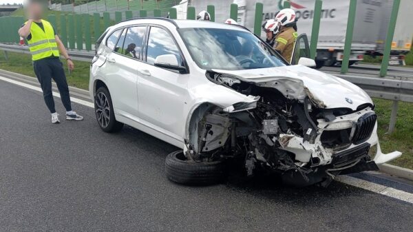 Wypadek na opolskim odcinku autostrady A4 . Zderzenie BMW z ciężarówką .(Zdjęcia)