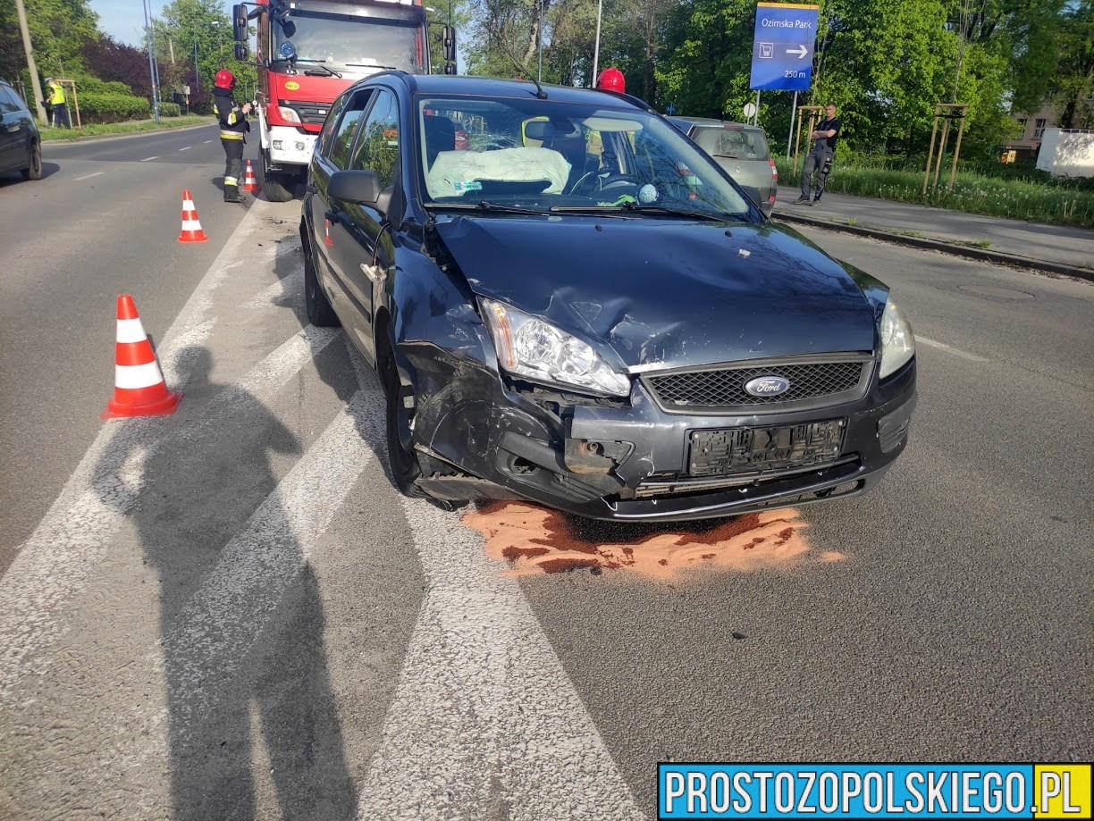 Zderzenie dwóch samochodów osobowych na ul. Ozimskiej w Opolu. Jedna osoba została poszkodowana.(Zdjęcia)