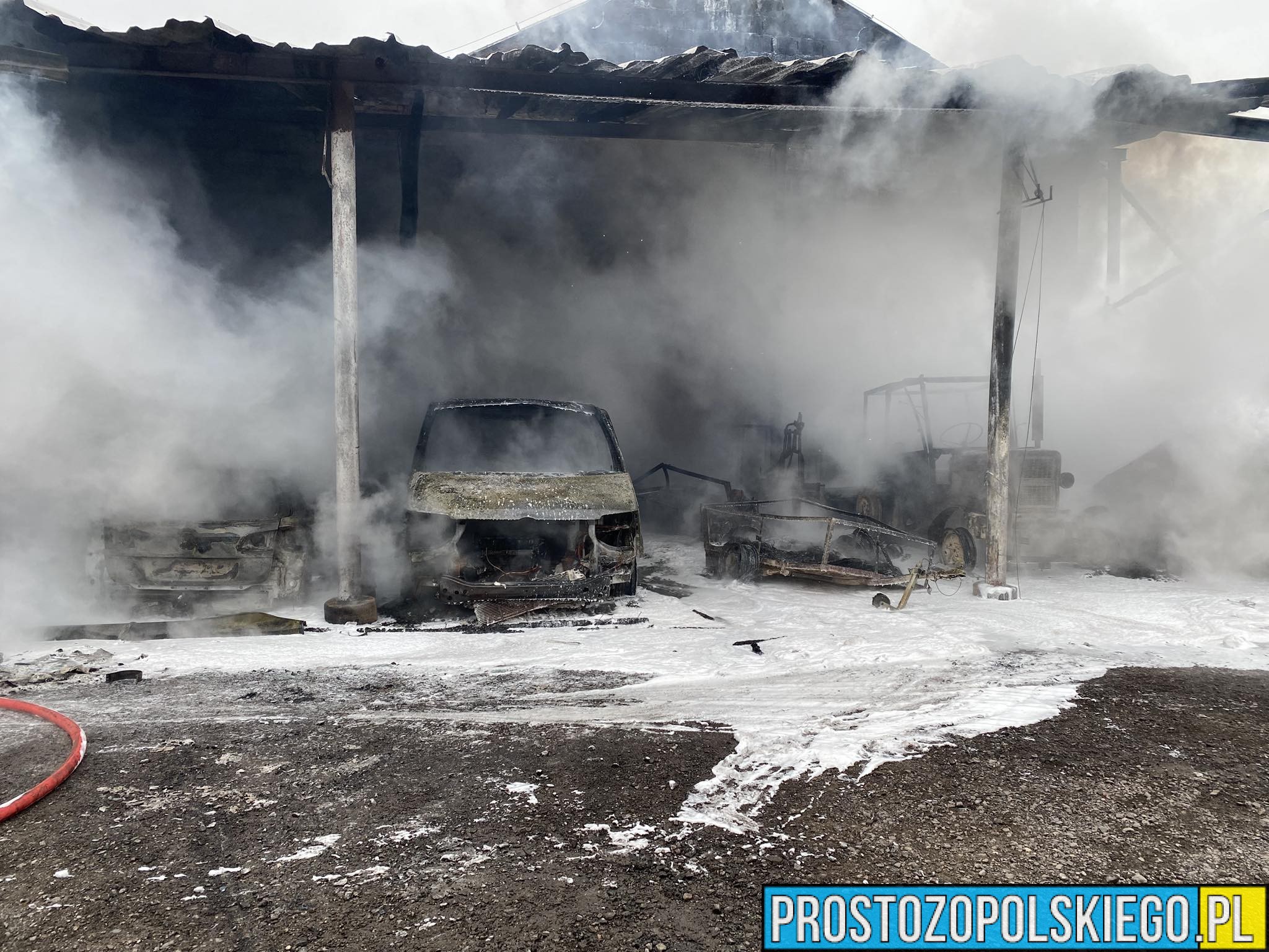 Pożar zabudowań gospodarczych w miejscowości Kierpień koło Głogówka.
