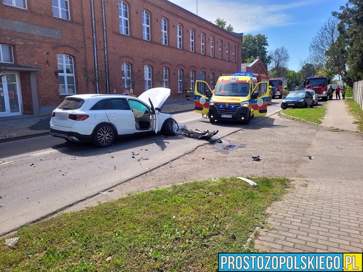 Wypadek w Lewinie Brzeskim . 68-latek zasłabł za kierownicą.(Zdjęcia)