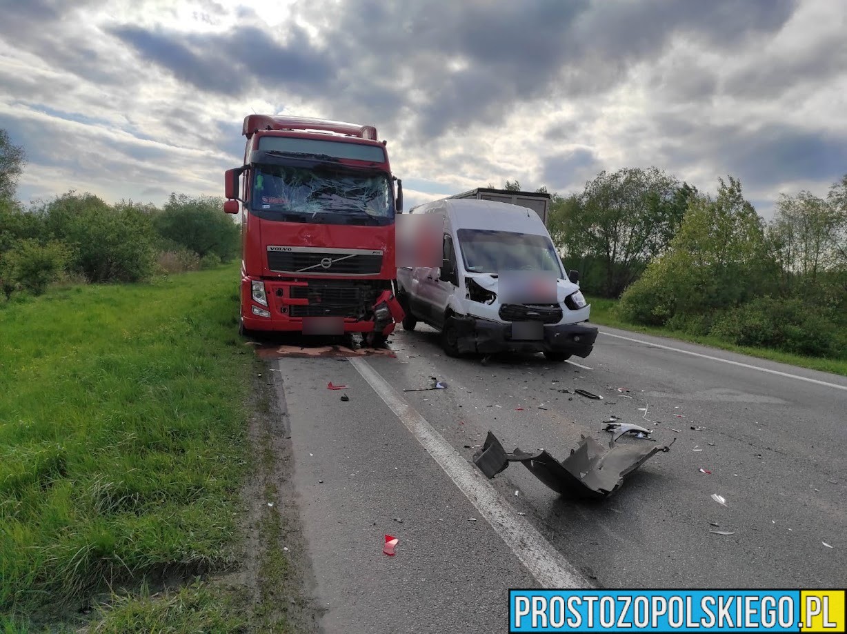 Zderzenie pojazdów na obwodnicy Opola koło Makro. Dwie osoby zostały zabrane do szpitala.(Wideo)