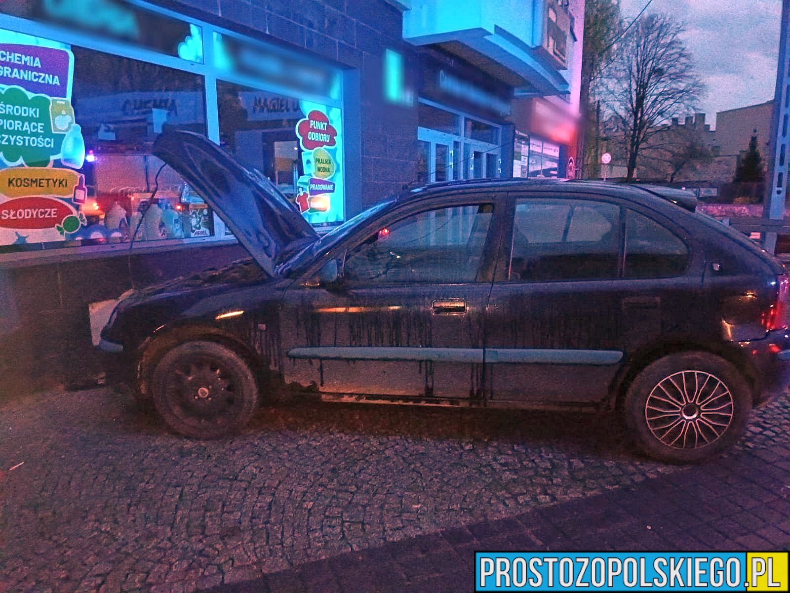 Auto wjechało w ścianę budynku w Strzelcach Opolskich.