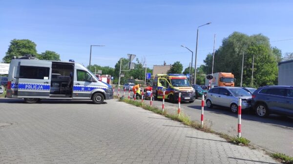 Wypadek samochodowy na Alei Przyjaźni w Opolu. Jedna osoba poszkodowana. (Zdjęcia&Wideo)