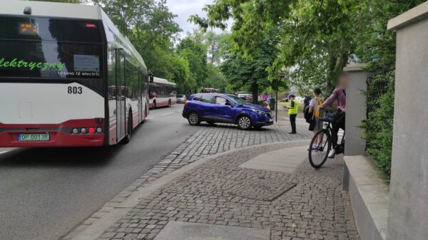 Zderzenie autobusu elektrycznego z osobówką na ul. Piastowskiej w Opolu.(Zdjęcia)