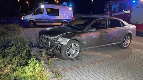 Kierujący Audi A8 na ukraińskich numerach stracił panowanie nad pojazdem i wjechał w bariery na wiadukcie . Policja szuka kierowcy ,który ...