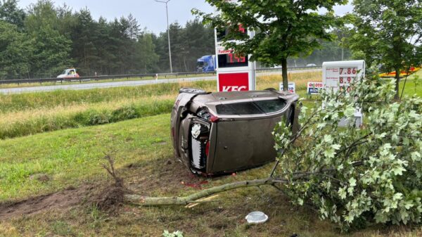 Dachowanie auta na autostradzie A4 . 70-latek został zabrany LPR-m do szpitala. (Zdjęcia&Wideo)
