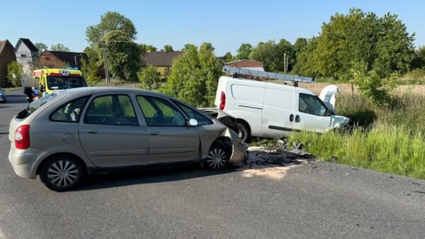 Wypadek z udziałem dwóch samochodów w Smarchowicach Małych. Jedna osoba została poszkodowana