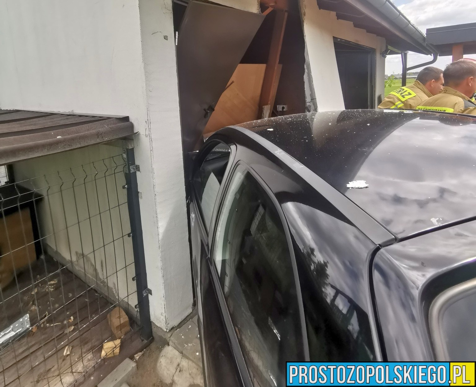 Zdarzenie drogowe w Ligocie Czamborowej. Kierowca zasłabł za kierownicą i wjechał w budynek