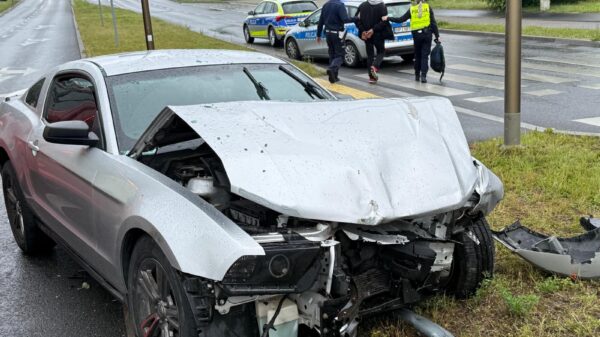 Wypadek na ul. Witosa w Opolu. Autem jechała kobieta z dzieckiem do szkoły. Sprawca zakuty w kajdanki