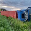 Kierujący ciężarówką stracił panowanie nad zestawem i wjechał do rowu na trasie Nysa-Niwnica