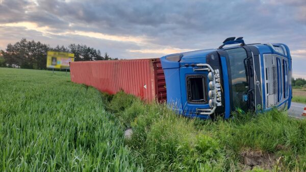 Kierujący ciężarówką stracił panowanie nad zestawem i wjechał do rowu na trasie Nysa-Niwnica