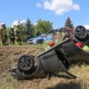 Winów: 73-latka straciła panowanie nad samochodem i zakończyła jazdę dachowaniem w rowie. Jedna osoba trafiła do szpitala.