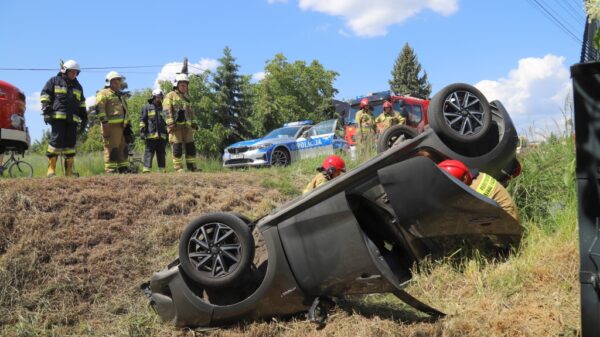 Winów: 73-latka straciła panowanie nad samochodem i zakończyła jazdę dachowaniem w rowie. Jedna osoba trafiła do szpitala.