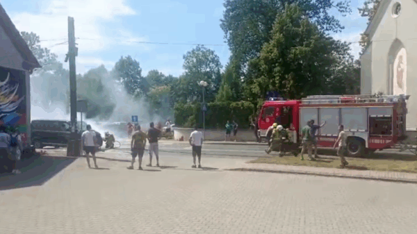 Pożar busa w Dobrzeniu Wielkim. DK454 była całkowicie zablokowana