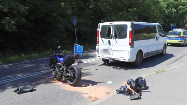 Wypadek 18-latki podczas nauki jazdy motocyklem. Uderzyła w busa na DW454 w miejscowości KUP