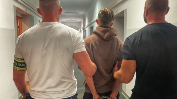 Rozbój w Ozimku. 22-latek napadł na starszego mężczyznę i ukrył się w bagażniku – grozi mu 15 lat więzienia