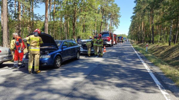 Zderzenie trzech samochodów osobowych na DK45 w Jasieniu – siedem osób, w tym dziecko, poszkodowanych