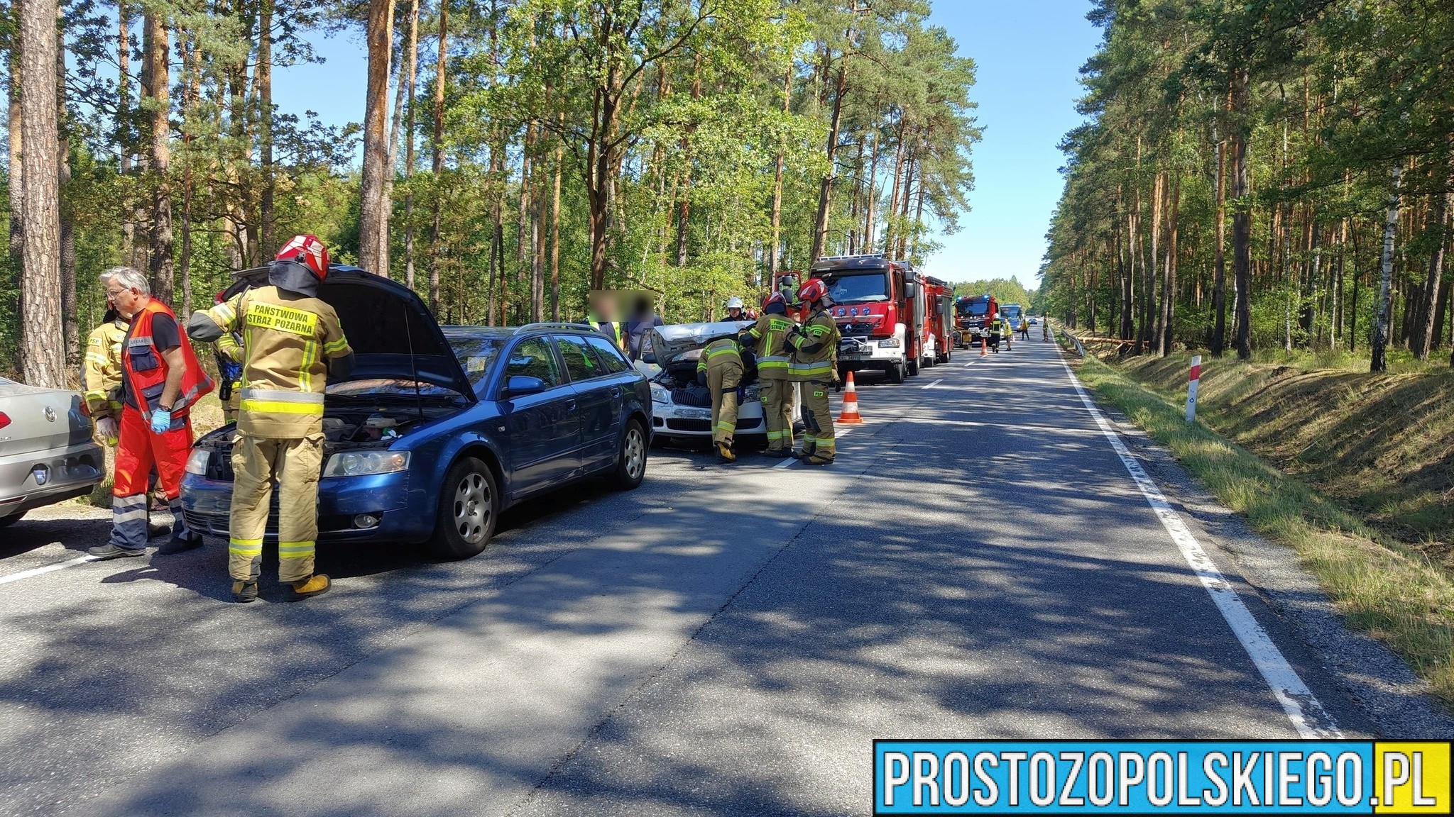 Zderzenie trzech samochodów osobowych na DK45 w Jasieniu – siedem osób, w tym dziecko, poszkodowanych