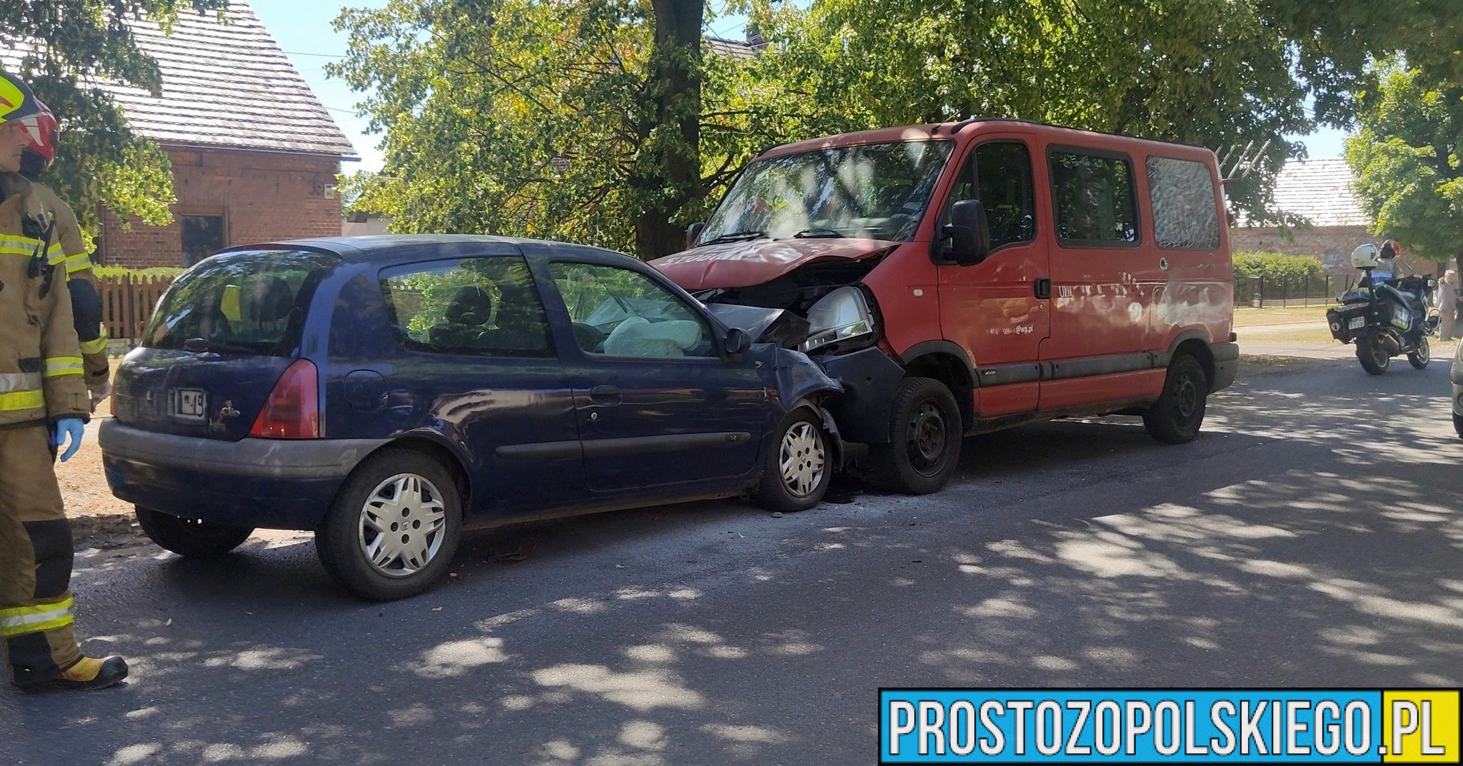 Czołowe zderzenie w Kraskowie. Kobieta zjechała na przeciwległy pas – interweniowały wszystkie służby
