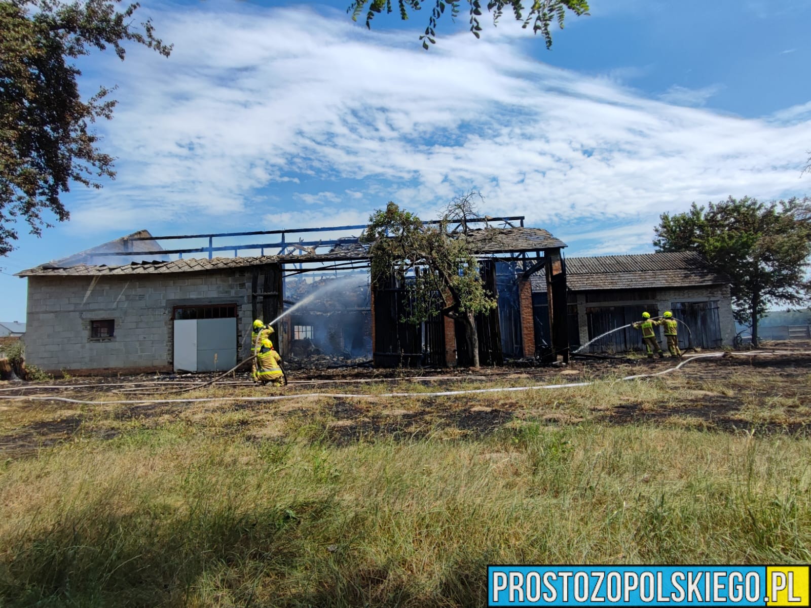 Pożar zabudowań w Odcinku. Ranny strażak i mężczyzna, 12 zastępów w akcji