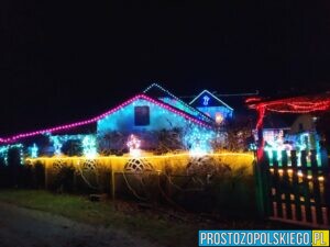 światełka, światełka na domu, dowm w światełkach, światełka świątecze, dom ozdobiony światełkami. świąteczna dekoracja, 